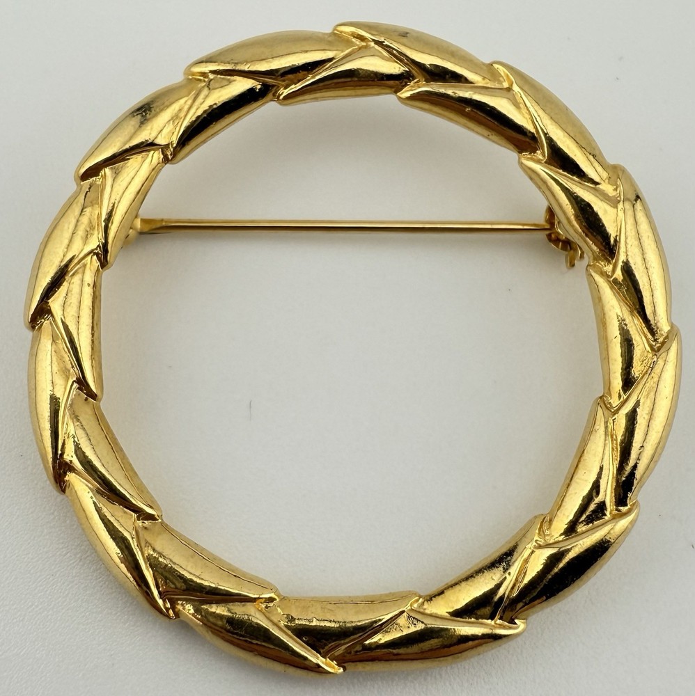 CROWN TRIFARI GOLDTONE SMALL LEAF WREATH CIRCLE BROOCH PIN K595B