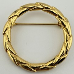 CROWN TRIFARI GOLDTONE SMALL LEAF WREATH CIRCLE BROOCH PIN K595B