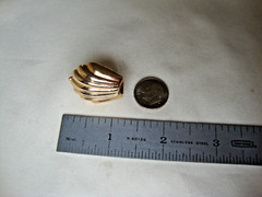VTG 1970s SCALLOPED SEASHELL GOLD TONE HINGED W/ SAFETY CATCH DRESS/SCARF CLIP