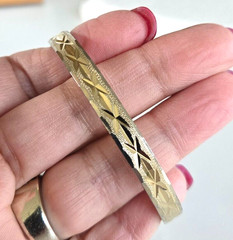 Vintage Diamond Cut Gold Tone Hinged Oval Bangle Bracelet 6-7/8″ Tension Clasp