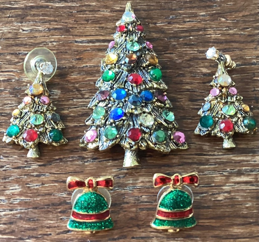 Vtg Christmas Tree Brooch/Pin & Earrings Set Multicolor Cut Rhinestone & Bells