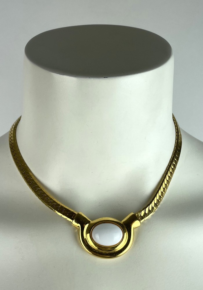 Vtg 80s Napier White Cabochon Pendant Gold Tone Chain Choker Necklace 15.5 in