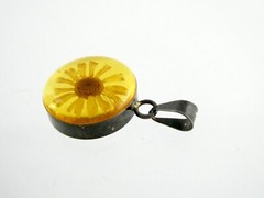 Vintage Sterling Silver Yellowed Resin Daisy Flower Pendant 925 1.25 Inches 3.5g