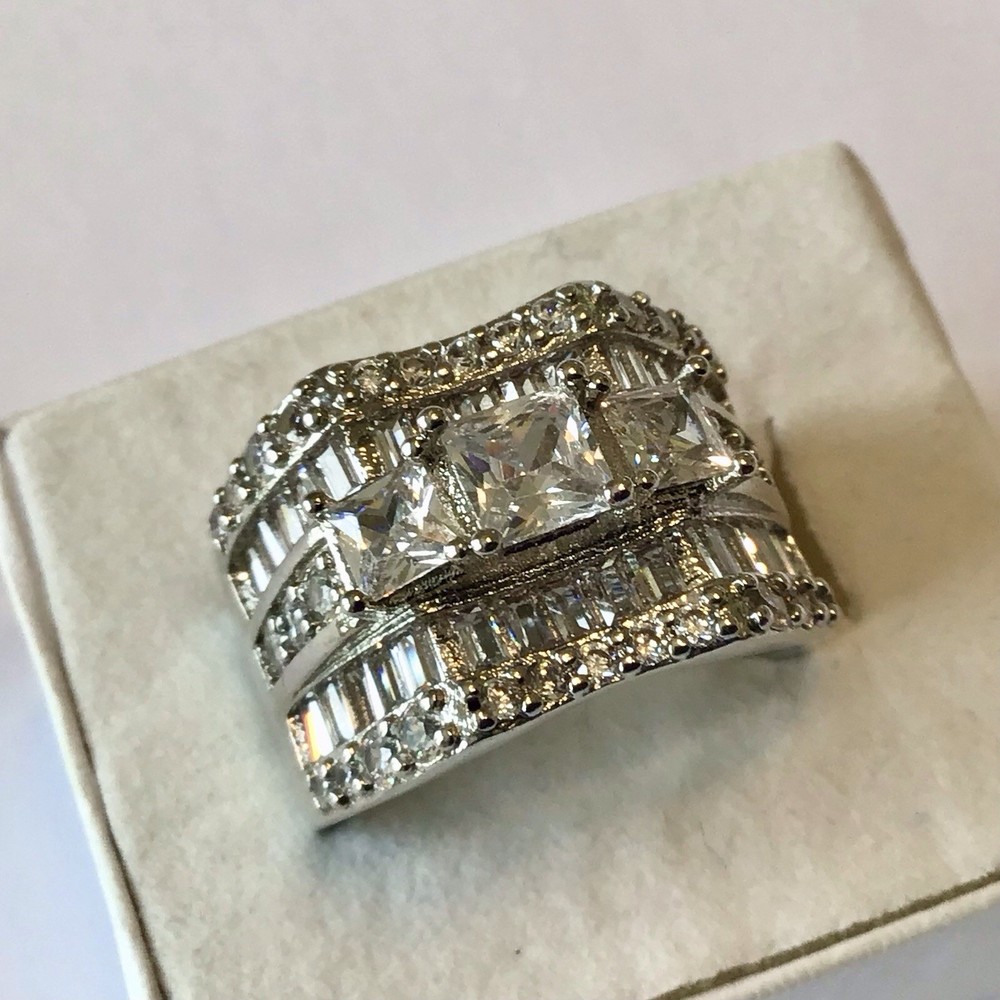 BEAUTIFUL CLEAR BAGUETTE EMERALD AND ROUND RHINESTONE COCKTAIL RING SIZE 8.25