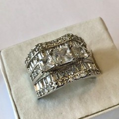BEAUTIFUL CLEAR BAGUETTE EMERALD AND ROUND RHINESTONE COCKTAIL RING SIZE 8.25