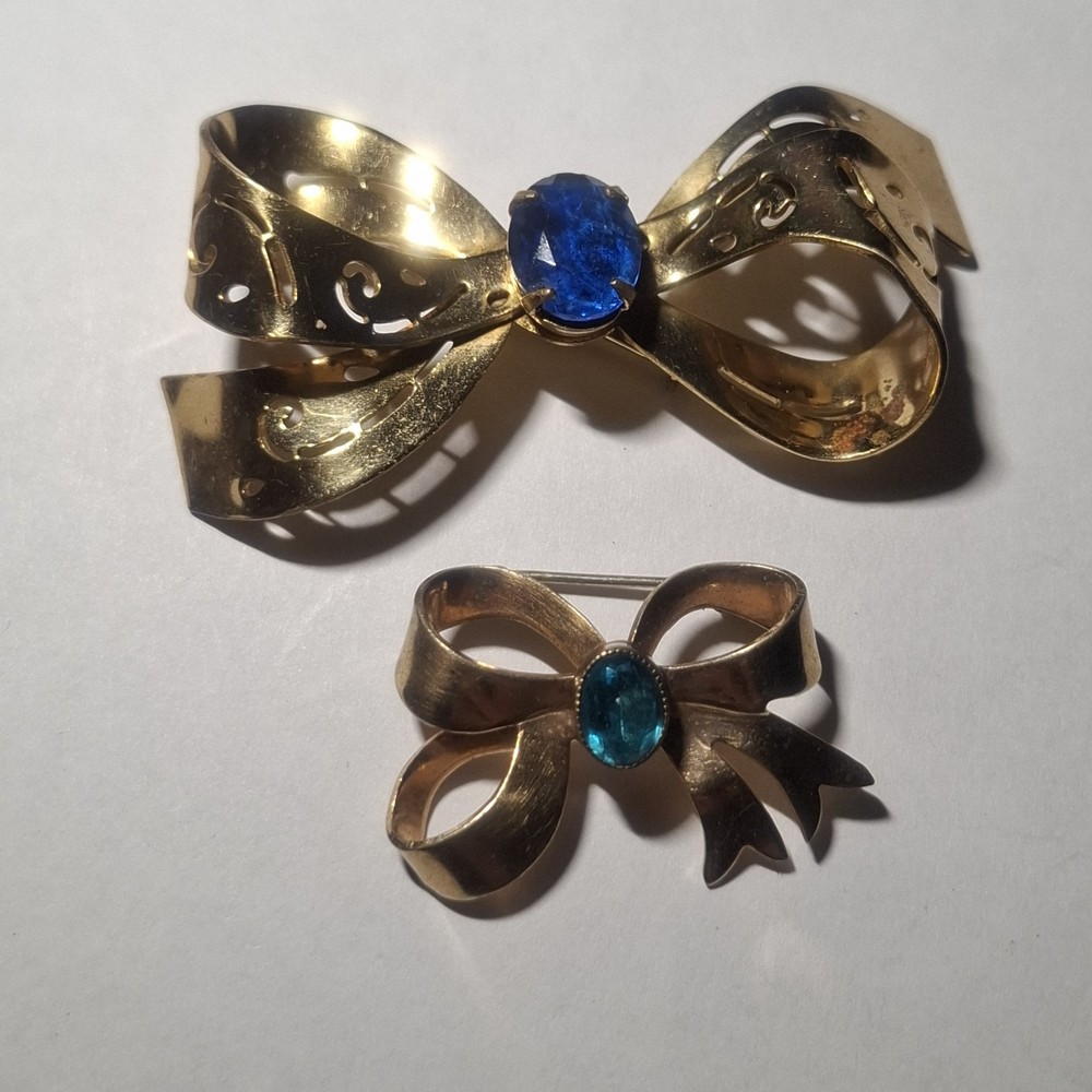 Lot Of Vintage 1940s Coro Pegasus Gold Tone Blue Rhinestone Bow Lapel Pin Brooch
