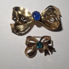 Lot Of Vintage 1940s Coro Pegasus Gold Tone Blue Rhinestone Bow Lapel Pin Brooch