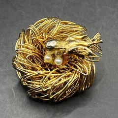 Vintage Gold Tone 3D Mother Bird On Nest With Faux Pearl Wire Work Brooch Pin