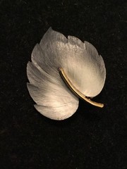 VTG Shades Of Gray & Gold Leaf- LG LIND GAL-Pretty! Fall Autumn Brooch/Pin
