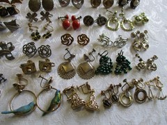 VINTAGE ESTATE JEWELRY 75 PAIR ALL OLD SCREW ON EARRINGS CROWN PARROT BUTTERFLY