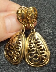 Vtg Estate Jewelry Clip On Earrings ~ Goldtone Dangle ~ 1 3/4″ L