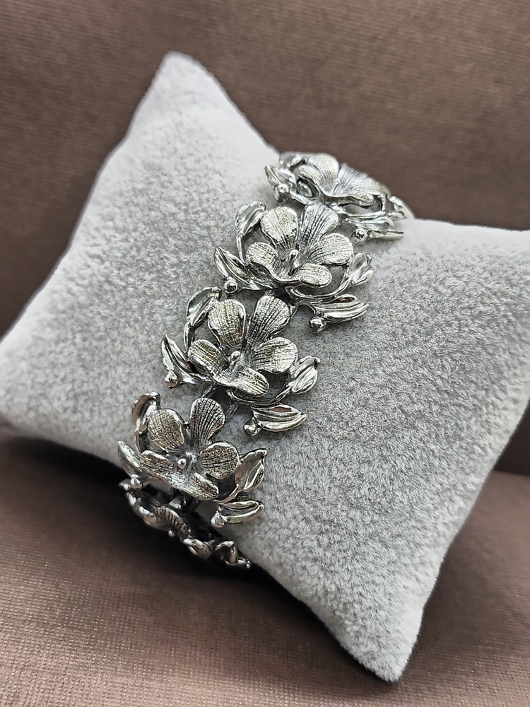 Vintage 1950’s-1960’s? Rhodium Plated Flower Plaque Link 7″ Costume Bracelet