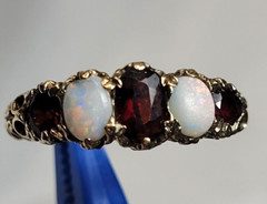 Vintage 375 9K Yellow Gold Opal & Almandine Garnet Ring Size 6.75