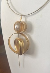 VTG ZZAN Gold Tone Circle Pendant Necklace Faux Pearl Abstract Modern Statement