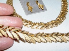 3 Piece Vintage TRIFARI Brushed Gold Tone Trailing Leaf DEMI-PARURE SET, Signed