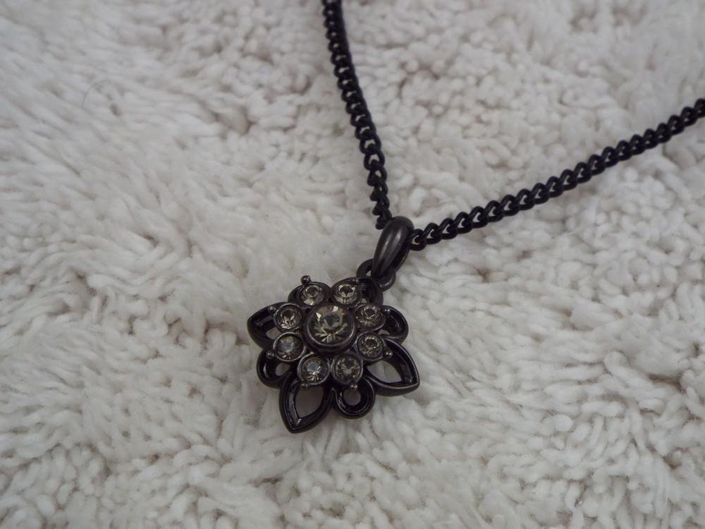 Gunmetal Rhinestone Flower Pendant Necklace (J25)