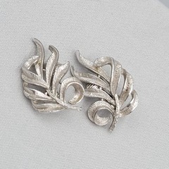 Vintage Flowing Leaf Climber Clip on Earrings Silver tone 1.25″