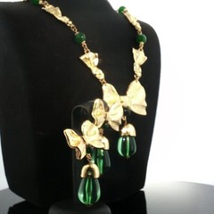 Vintage Catwalk John Jewelry Set – Gold‑Tone Bow Necklace & Green Drop Earrings
