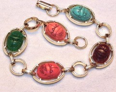 Vintage Egyptian Revival 5 Plastic Scarab Stone Gold Tone Link 7 3/4″ Bracelet