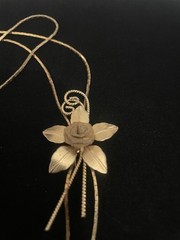VINTAGE GOLD TONE Flower LARIAT NECKLACE