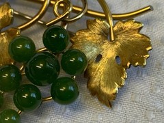 Vtg Gold Filled Krementz Grape Cluster Brooch 7.48g Jewelry Jade Look Stones Pin