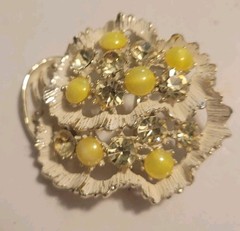 VINTAGE BROOCH YELLOW BEAD AB RHINESTONES GOLDTONE PIN 2″ ENAMEL RUFFLE JEWELRY