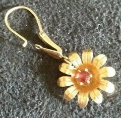 Gorgeous vintage 10 k yellow gold and red tourmaline earrings