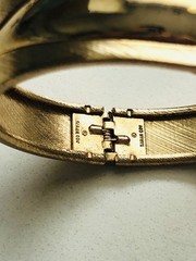 VTG SARAH COVENTRY HINGED SHINY/TEXTURED GOLDTONE CLAMPER BYPASS BANGLE BRACELET