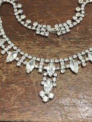 VINTAGE RHINESTONES MARQUISE AND ROUND SILVER TONE NECKLACE 15″