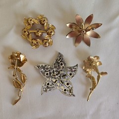 VTG Costume Jewelry Flower Brooch Lot 20 Gold Silver Tone Rhinestone etc. Signed