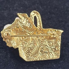 Golden Picnic Basket Pin w Pink Porcelain Roses & Faux Pearls VTG 1990’s 1.25″