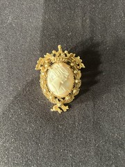 1950-1970s Gold Tone Shell Cameo Brooch Pendant By Florenza