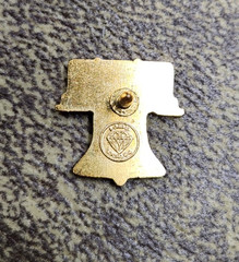 VTG 1976 MNPL Liberty Bell Club I.J.W.U. Local #4 Liberty Bell Gold Tone Pin