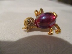 VINTAGE Jelly Belly Textured Goldtone Baby Chick/Bird 1″ L w/Red Cabochon Belly
