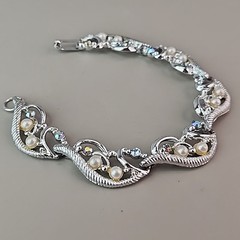 Vintage Rhinestone Bracelet Faux Pearls Silver Tone Scalloped 7″