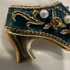 Signed JJI Shoe Pin Gold Tone Green Faux Pearls