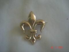 LOVELY Vtg. SMALLER FLEUR-de-LIS GOLD TONE PIN / BROOCH / PENDANT 1 1/8″ Long