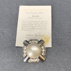 vintage Franklin Mint Jackie Kennedy Faux Pearl Rhinestone Brooch Pin COA
