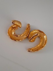 Lancer Gold tone ribbed hoop Huggie Clip on Earrings