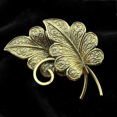 Vintage Ivy Leaf Brooch Pin Goldtone Filigree Etched Detail Garden Fairy MCM 2”