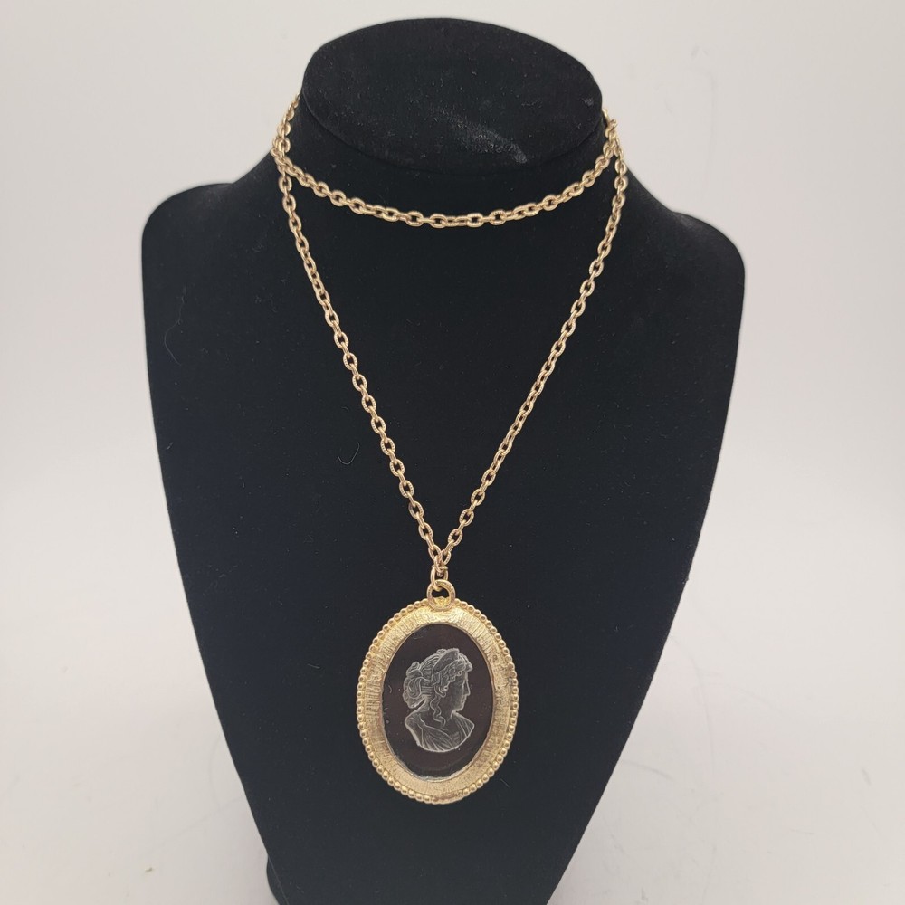 Vintage Glass Etched Victorian Gold Framed Cameo Pendent Necklace 23 Inches Long