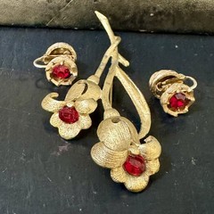 Vintage Brushed Gold Tone Red Crystal Flower Brooch & Reversible Earrings Set