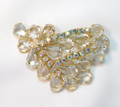 BEAUTIFUL VINTAGE AURORA BOREALIS & TEARDROP PRONG SET RHINESTONE BROOCH! ✨