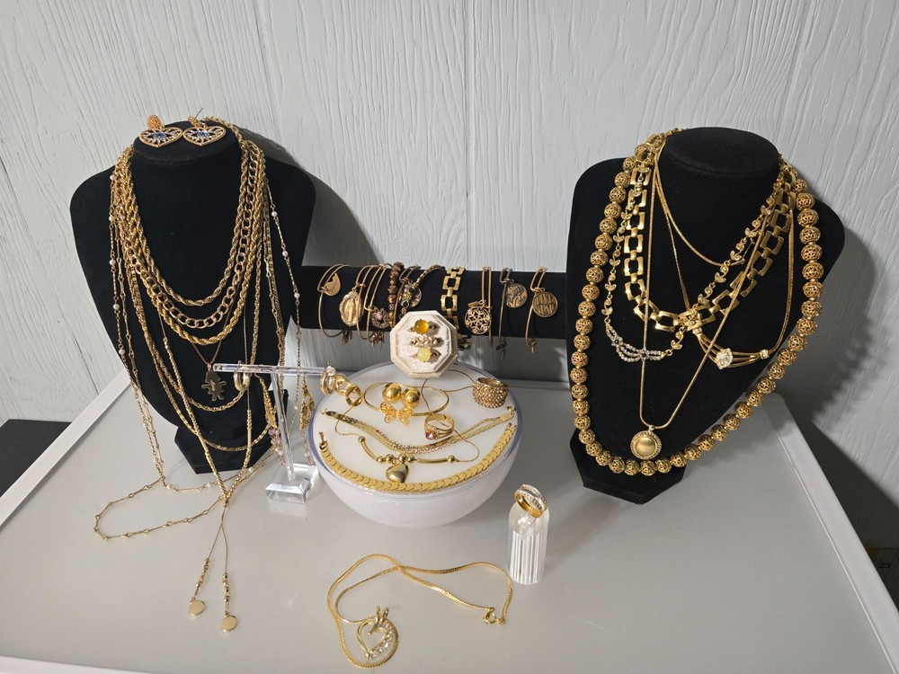 WOW Nice Versatile Vintage/Now Gold Tone Jewelry lot Some Signed