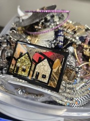Vintage Lot COSTUME JEWELRY 2.9 Lbs All Wearable & Nice Earrings Brooch Necklace