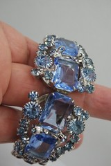 VINTAGE JULIANA SKY BLUE GLASS STONE RHINESTONE SILVER TONE HINGE BRACELET