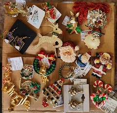 21 pc CHRISTMAS JEWELRY LOT BROOCH EARRINGS RHINESTONE GERRY’S, LIA, JJ, AVON +