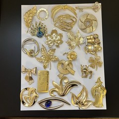 Lot Of 23 Vintage Gold Tone Brooches 18 Signed 5 Unsigned