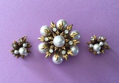 Vtg. Gold Tone Clear Sparkling Rhinestones And Faux Pearls Brooch & Earrings Set