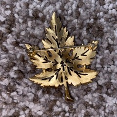 Vintage Crown Trifari Gold Tone Maple Leaf Brooch 2.5 x 2.25 in